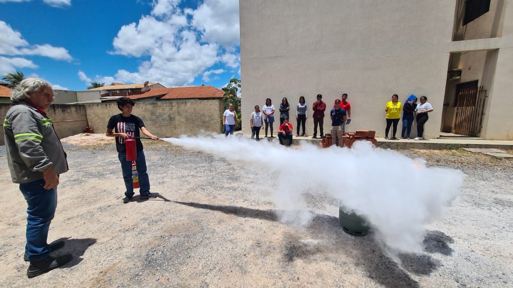 Curso de Brigada de Incêndio Axial Engenharia Projetos e Construções